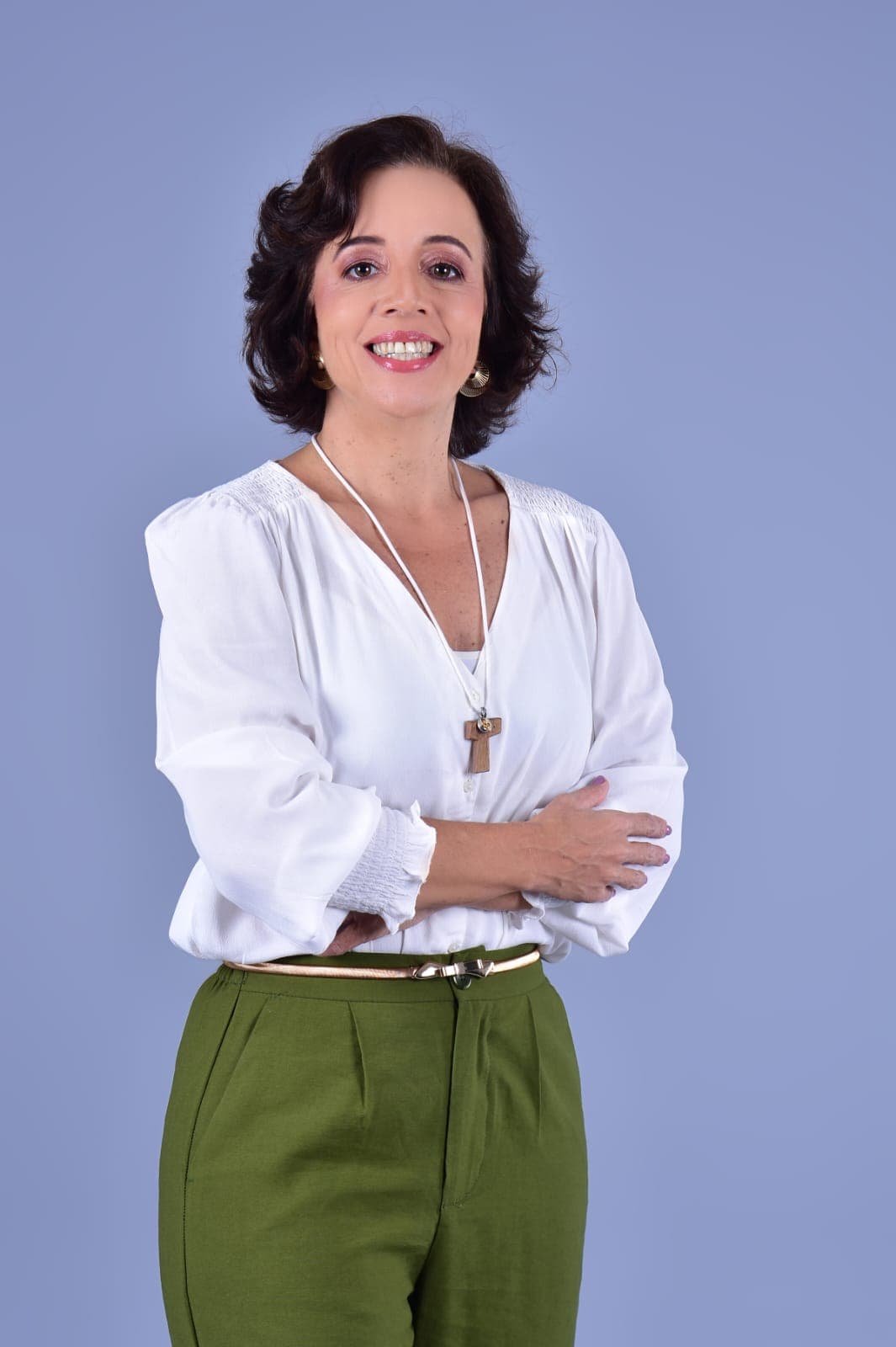 Jany Rebouças, nutricionista clínica, sorrindo de braços cruzados